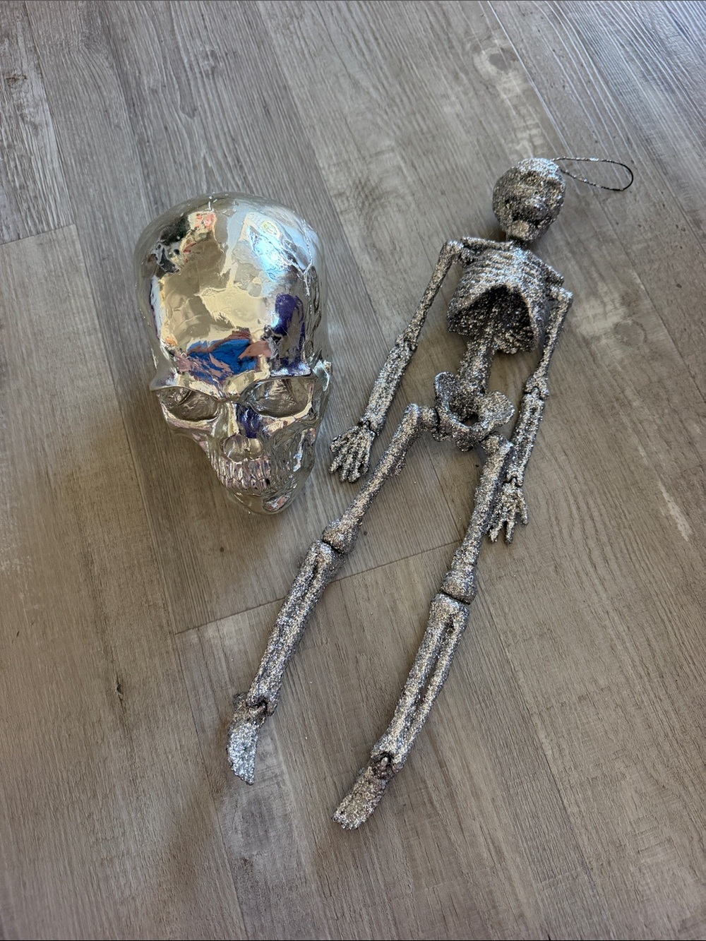 Silver skeleton skull decor